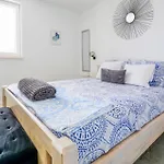 Gorgeous Home In Veli Rat With Wifi