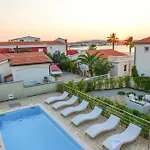 Sunset Deluxe Apartments