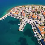Awesome Apartment In Vinjerac With Wifi