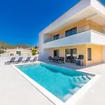 Familiy Villa Navis With Heated Pool