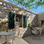 Holiday House - Dvori Vlahovici