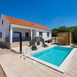 3 Bedroom Awesome Home In Rastevic