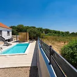 3 Bedroom Awesome Home In Rastevic
