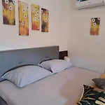 Studio Apartman Mika