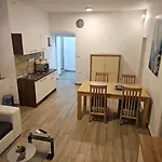 Jadran - 2 Bedroom Apt For 6 People