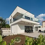 Villa Mia With Heated Pool