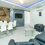 Hidden Gem Apartment - Two Bedroom Apartment With Terrace And Sea View