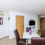Apartments Paula - One Bedroom Apartment With Shared Terrace