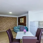 Apartments Paula - One Bedroom Apartment With Shared Terrace