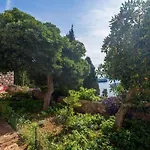 Apartment Charming Arena - One Bedroom Apartment With Terrace And Sea View