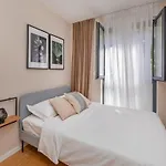 Apartment Floramye - Three Bedroom Apartment With Balcony