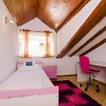 Apartment Emma - Two Bedroom Apartment With Balcony And Sea View