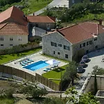 Villa Pave - Six-Bedroom Villa With Terrace And Swimming Pool