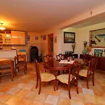 Villa Captain S Home - Four Bedroom Holiday Home With Terrace And Swimming Pool