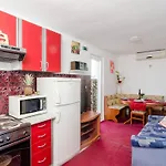 Apartment Giovani - Two Bedroom Apartment With Balcony And Sea View