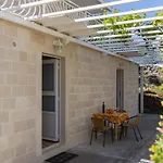 Apartments Milanovi - Premium Studio Apartment With Terrace And Garden View