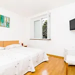 Apartments Nikola - One Bedroom Apartment With Terrace And Garden View Harmony