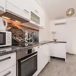 Apartments Maza - One Bedroom Apartment With Balcony Angela