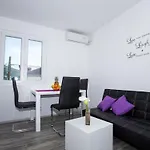 Villa Roza - One-Bedroom Apartment With Balcony 3 Adults