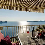 Indy'S Beach Apartments -Two Bedroom Apartment With Balcony And Sea View