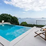 Villa Mirjana - One Bedroom Apartment With Terrace And Side Sea View Taverna