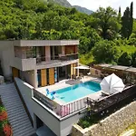 Incredibly Luxurious Villa With Panoramic Pool