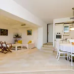 Villa Art Gallery - Six Bedroom Villa With Terrace And Swimming Pool