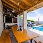 Villa Art Gallery - Six Bedroom Villa With Terrace And Swimming Pool