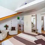 Apartments & Rooms Mara & Petrunjela - One Bedroom Apartment With Balcony And Sea View