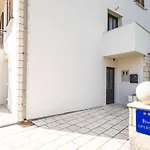 Apartment Bobi - Three Bedroom Apartment With Balcony And Sea View