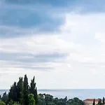 Miracle Apartments - Comfort Studio Apartment With Terrace And City View