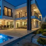 Brand New Villa Olivia 30M From The Sea With Heated Pool And Jacuzzi