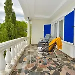 Villa Seafront Escape - Happy Rentals