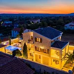 Villa In Pola A With Swimming Pool