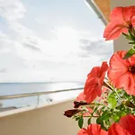 Spacious Apartment Near The Sea