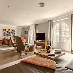 Royal Apartment In A Prestigious Neighborhood, Indoor Pool