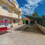5 Bedroom Pet Friendly Home In Banj