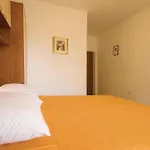 6 Bedroom Cozy Apartment In Nin