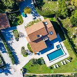 5 Bedroom Cozy Home In Topolo