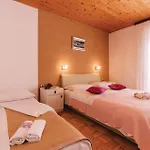 Cozy Apartment In Vlasici With Kitchen
