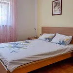 Cozy Apartment In Vir With Kitchen