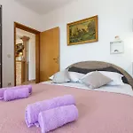Amazing Apartment In Rovanjska - Jasenice