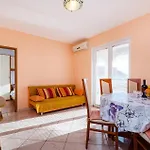 Gorgeous Apartment In Rtina With Wifi