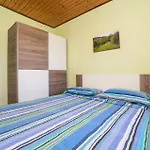 Cozy Apartment In Dinjiska With Kitchen