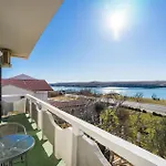 Cozy Apartment In Dinjiska With Kitchen