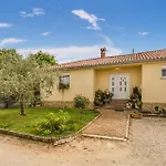 Stunning Home In Vodnjan With Kitchen