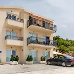 3 Bedroom Beautiful Apartment In Komarna