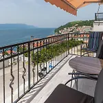 3 Bedroom Beautiful Apartment In Komarna