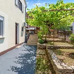 Amazing Apartment In Karin Gornji With Kitchen
