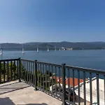 2 Bedroom Beautiful Apartment In Komarna